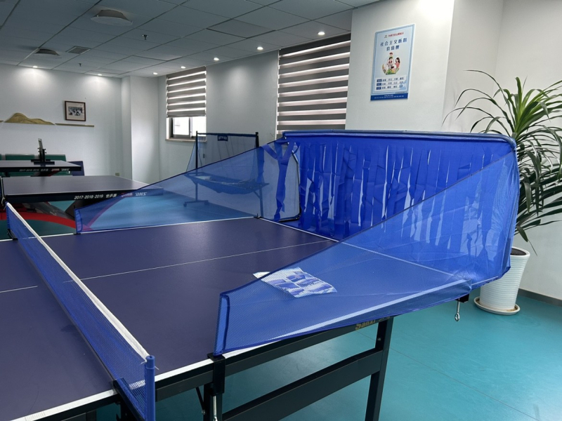 Namų naudojimui skirtas stalo teniso kamuoliukų tinklas su automatinėmis kamuoliukų tiekimu, nešiojamas stalinis tinklas (Medžiaga: MDF; Kategorija: Tinklas, Kamuoliukų laikiklis; Produkto kategorija: Stalo tenisas tinklas ir stovas)