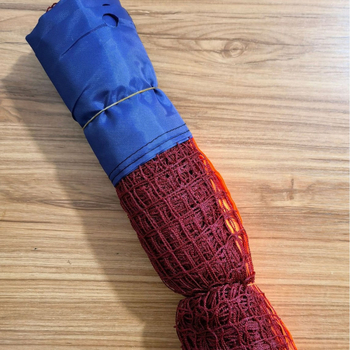 Leopard Move nešiojamas badminton tinklas su polipropileniniu mažų langelių tinkleliu ir visomis pusėmis siūtu kraštu