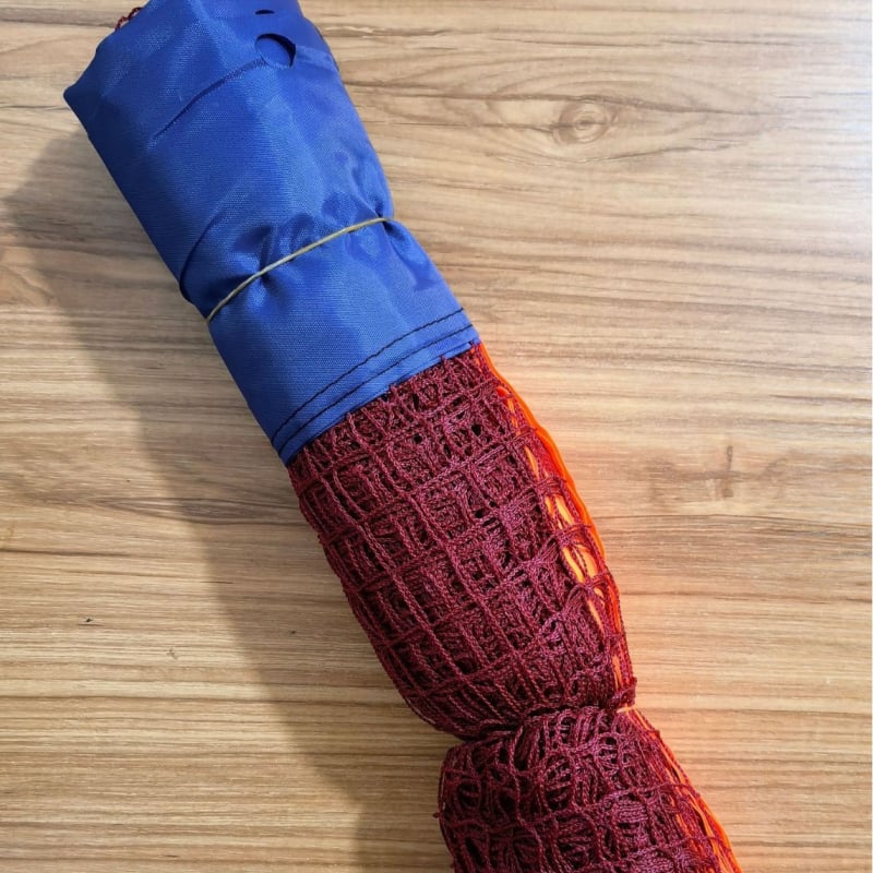 Leopard Move nešiojamas badminton tinklas su polipropileniniu mažų langelių tinkleliu ir visomis pusėmis siūtu kraštu