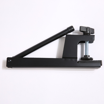 Nešiojamas stalo teniso tinklo rėmelis vidaus ir lauko naudojimui — plastikinė konstrukcija, standartinis universalus rėmas, suderinamas su stalo teniso laikikliais.