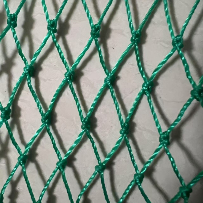 Plasă de protecție pentru garduri de terenuri sportive, modelul 002, material: poliietilenă și poliester, rezistență 100, protecție de siguranță