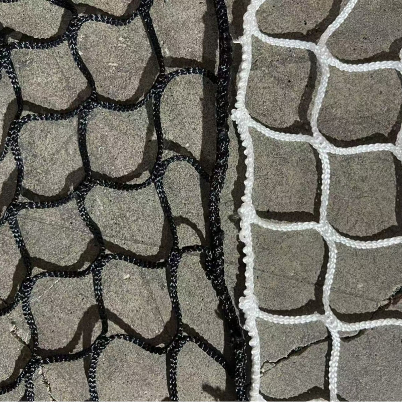 Plasă de protecție pentru garduri de terenuri sportive, modelul 002, material: poliietilenă și poliester, rezistență 100, protecție de siguranță