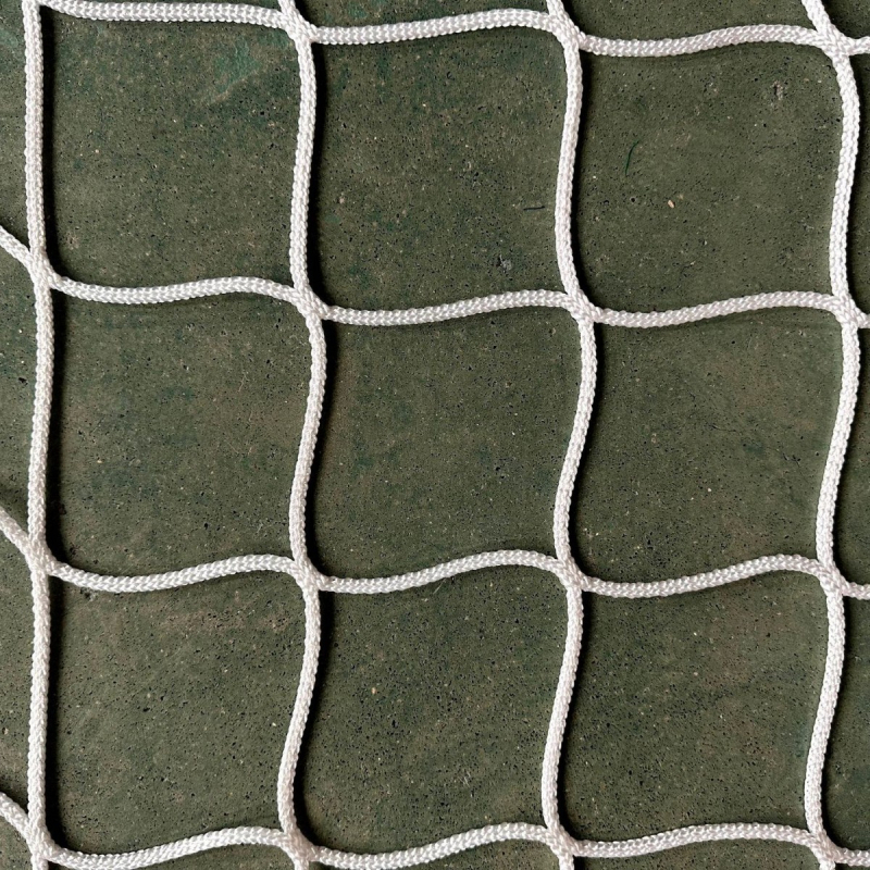 Plasă de protecție pentru garduri de terenuri sportive, modelul 002, material: poliietilenă și poliester, rezistență 100, protecție de siguranță