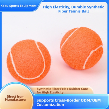 Sacensību līmeņa tenisa bumbiņa ar augstu elastību, izturīgu gumijas kodolu un sintētisko šķiedru pārklājumu stabilai lidojuma trajektorijai