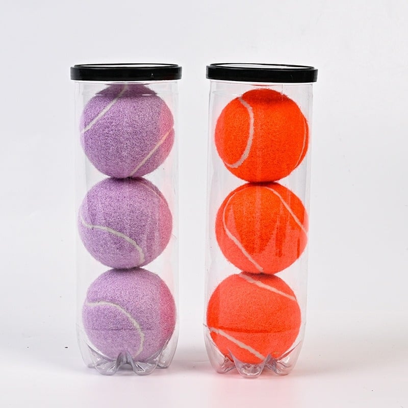 Sacensību līmeņa tenisa bumbiņa ar augstu elastību, izturīgu gumijas kodolu un sintētisko šķiedru pārklājumu stabilai lidojuma trajektorijai