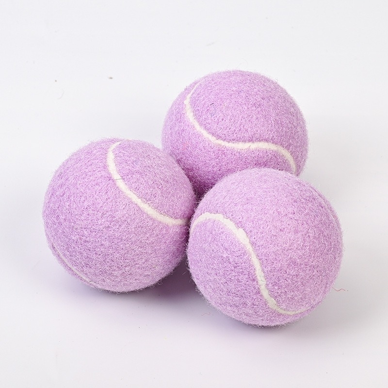 Sacensību līmeņa tenisa bumbiņa ar augstu elastību, izturīgu gumijas kodolu un sintētisko šķiedru pārklājumu stabilai lidojuma trajektorijai