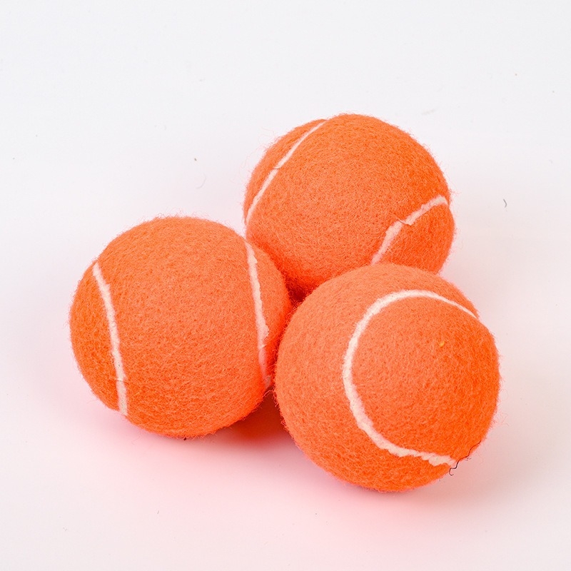 Sacensību līmeņa tenisa bumbiņa ar augstu elastību, izturīgu gumijas kodolu un sintētisko šķiedru pārklājumu stabilai lidojuma trajektorijai