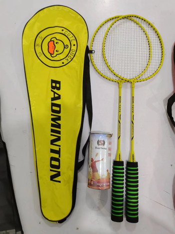 Set badminton raketa s tri lopte – Mala žuta patka, lagani okvir, 95–100 g, ravna šipka, 65×20, za početnike