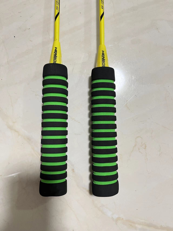 Set badminton raketa s tri lopte – Mala žuta patka, lagani okvir, 95–100 g, ravna šipka, 65×20, za početnike