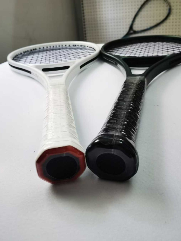 Ракетка за бадминтон – лека, с добър контрол за тренировки; тегло 95–100 g, рамка от алуминиева сплав, средна твърдост