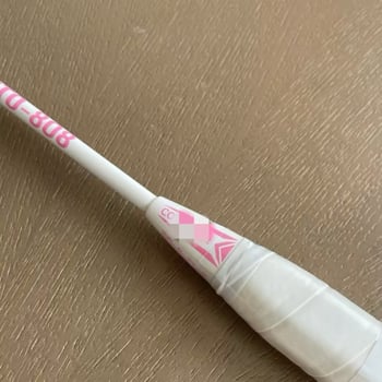 Бадминтон ракета — алуминиево-карбонова композитна рамка, тегло 75–79 g, захват G4, Nylon струни, прав вал