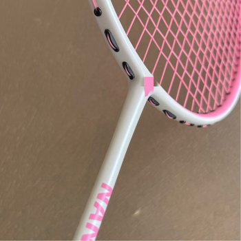Бадминтон ракета — алуминиево-карбонова композитна рамка, тегло 75–79 g, захват G4, Nylon струни, прав вал