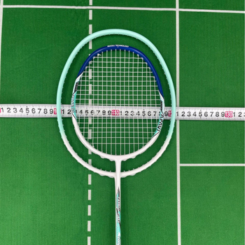 Бадминтон ракета с карбонова рамка, тегло 75–79 g, директен удар, средна твърдост, дръжка G5