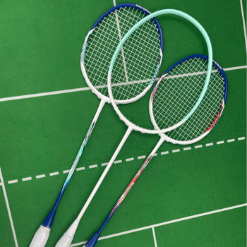 Бадминтон ракета с карбонова рамка, тегло 75–79 g, директен удар, средна твърдост, дръжка G5