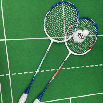 Бадминтон ракета с карбонова рамка, тегло 75–79 g, директен удар, средна твърдост, дръжка G5