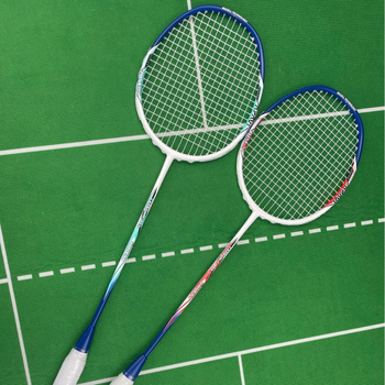 Бадминтон ракета с карбонова рамка, тегло 75–79 g, директен удар, средна твърдост, дръжка G5