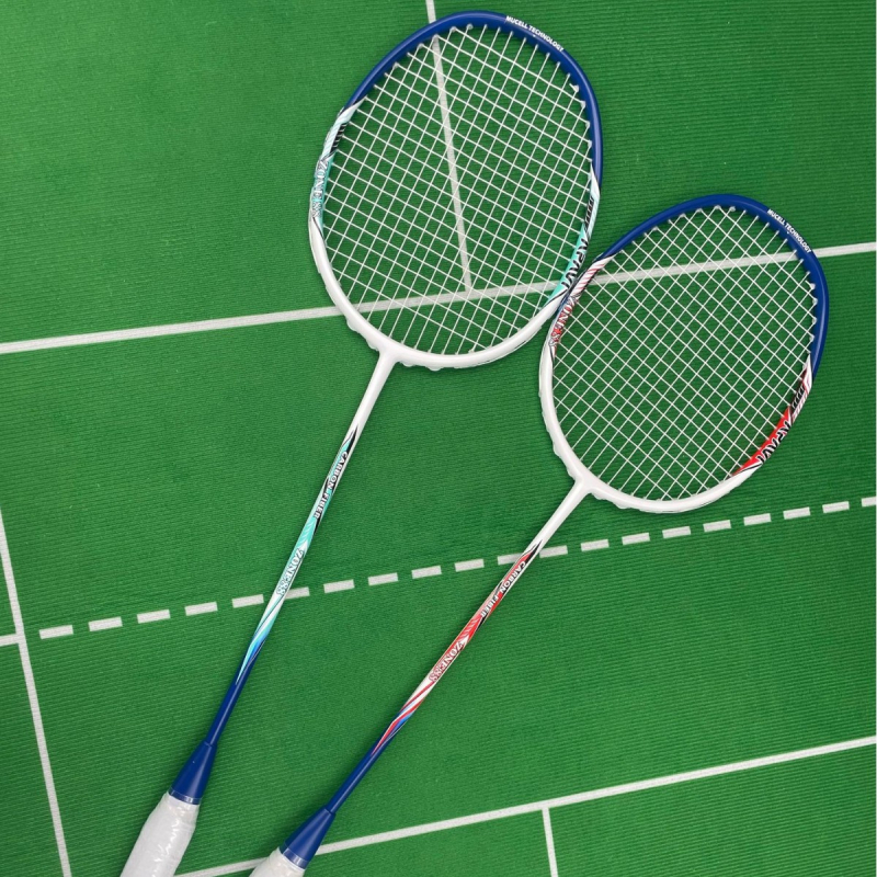 Бадминтон ракета с карбонова рамка, тегло 75–79 g, директен удар, средна твърдост, дръжка G5