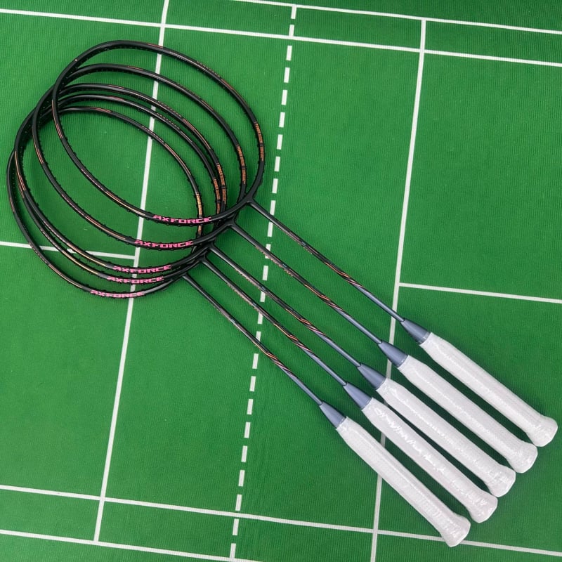 Raketa za badminton s karbonskim okvirom, težina 80–84 g, držač G5, pravac osi, čvrsta šipka