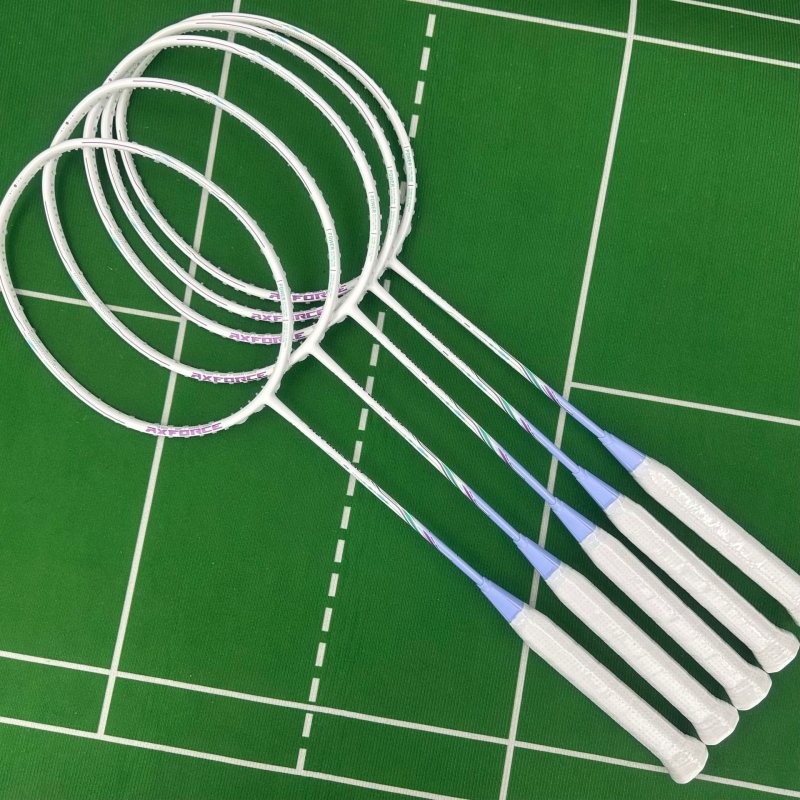 Raketa za badminton s karbonskim okvirom, težina 80–84 g, držač G5, pravac osi, čvrsta šipka