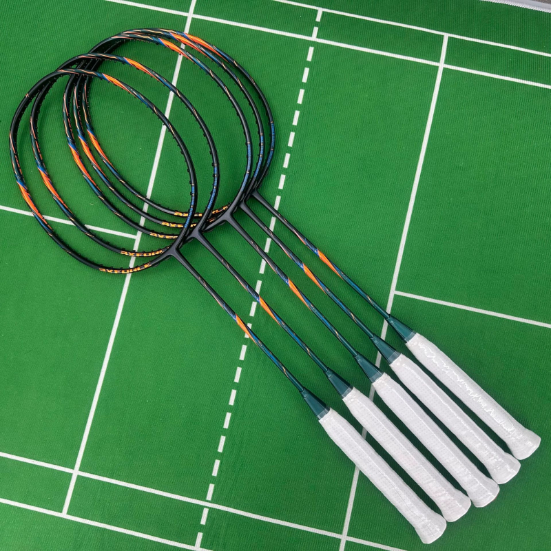 Raketa za badminton s karbonskim okvirom, težina 80–84 g, držač G5, pravac osi, čvrsta šipka