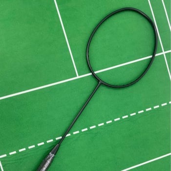 Rachetă de badminton – construcție din carbon completă, ultra-ușoară, turnare secundară 30T, greutate 80–84 g, cadru rigid, priză G5