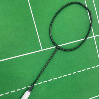 Rachetă de badminton – construcție din carbon completă, ultra-ușoară, turnare secundară 30T, greutate 80–84 g, cadru rigid, priză G5