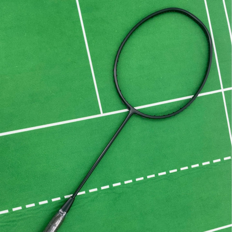 Rachetă de badminton – construcție din carbon completă, ultra-ușoară, turnare secundară 30T, greutate 80–84 g, cadru rigid, priză G5