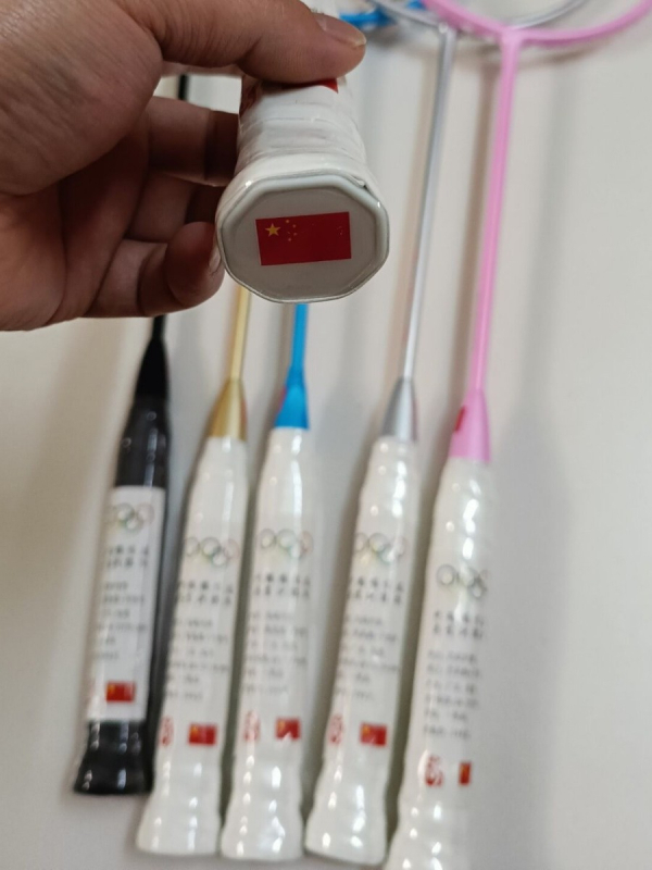 Raketa za badminton s karbonskim okvirom, težina 80–84 g, pravokutni šaft, najlonske žice, debljina držača G5