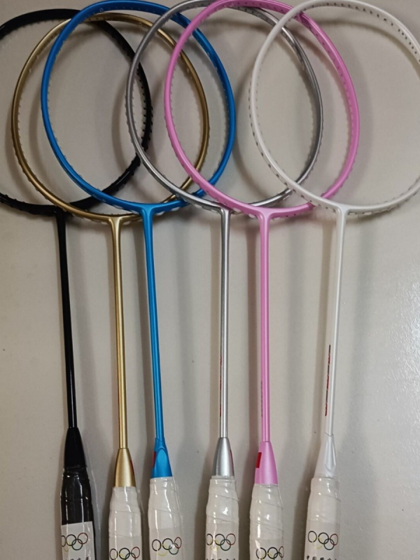 Raketa za badminton s karbonskim okvirom, težina 80–84 g, pravokutni šaft, najlonske žice, debljina držača G5