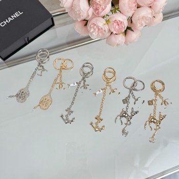 Võtmehoidja: badmintonirakett teemantidega, metallist, modernne minimalistlik stiil; kingitus sobib; eraldi pakendatud.