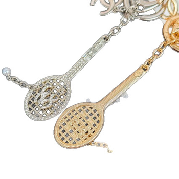 Võtmehoidja: badmintonirakett teemantidega, metallist, modernne minimalistlik stiil; kingitus sobib; eraldi pakendatud.