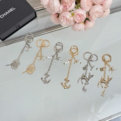 Võtmehoidja: badmintonirakett teemantidega, metallist, modernne minimalistlik stiil; kingitus sobib; eraldi pakendatud.