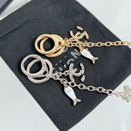 Võtmehoidja: badmintonirakett teemantidega, metallist, modernne minimalistlik stiil; kingitus sobib; eraldi pakendatud.