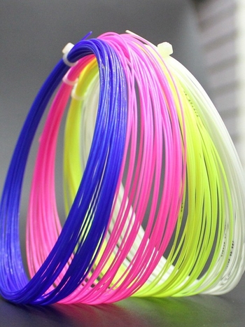 Raketės siūlas badmintonui – Nailonas, Aukšta elastingumas, Patvarumas, Tinka suaugusiems pradedantiesiems, Universalus badmintonui ir tenisui