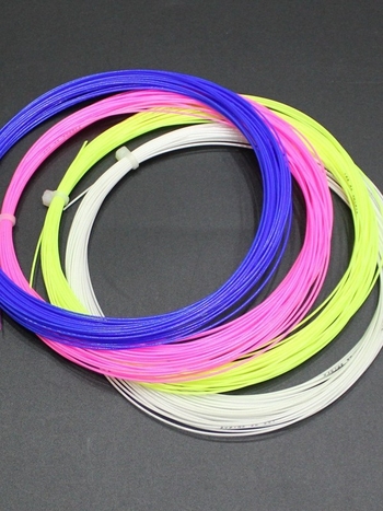 Raketės siūlas badmintonui – Nailonas, Aukšta elastingumas, Patvarumas, Tinka suaugusiems pradedantiesiems, Universalus badmintonui ir tenisui