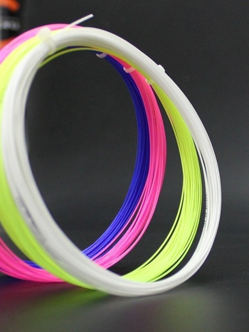 Raketės siūlas badmintonui – Nailonas, Aukšta elastingumas, Patvarumas, Tinka suaugusiems pradedantiesiems, Universalus badmintonui ir tenisui