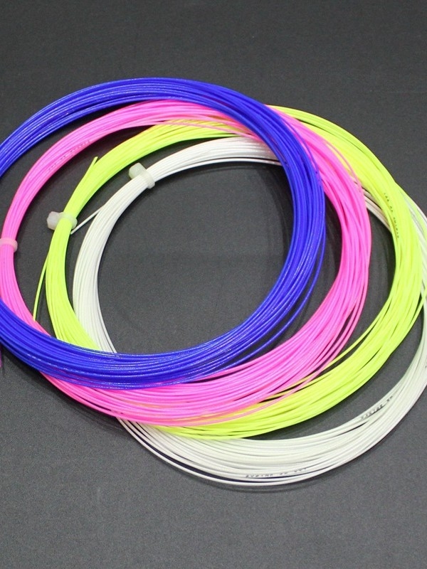 Raketės siūlas badmintonui – Nailonas, Aukšta elastingumas, Patvarumas, Tinka suaugusiems pradedantiesiems, Universalus badmintonui ir tenisui