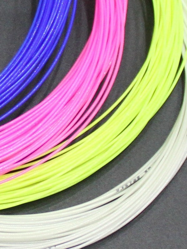 Raketės siūlas badmintonui – Nailonas, Aukšta elastingumas, Patvarumas, Tinka suaugusiems pradedantiesiems, Universalus badmintonui ir tenisui