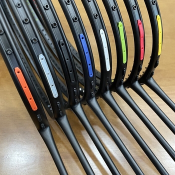 Badmintono raketė, itin lengvas viso anglies pluošto rėmas, svoris 80–84 g, tiesioginis smūgis, rankenos storis G5, logotipo spausdinimas įmanomas, modelis JS12