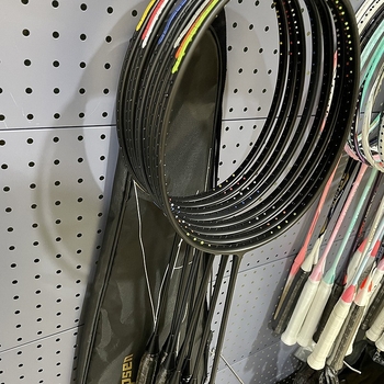 Badmintono raketė, itin lengvas viso anglies pluošto rėmas, svoris 80–84 g, tiesioginis smūgis, rankenos storis G5, logotipo spausdinimas įmanomas, modelis JS12