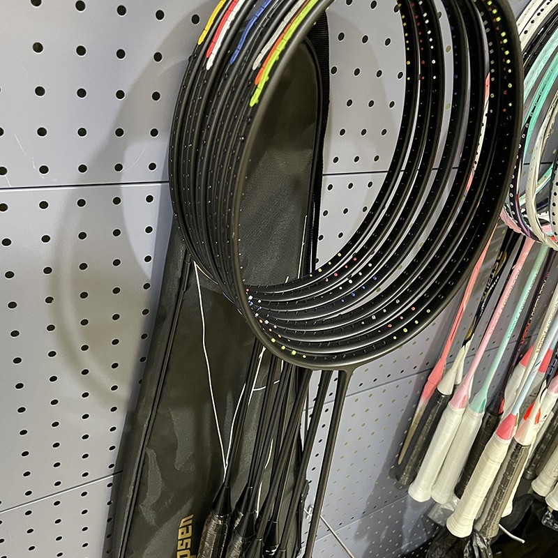 Badmintono raketė, itin lengvas viso anglies pluošto rėmas, svoris 80–84 g, tiesioginis smūgis, rankenos storis G5, logotipo spausdinimas įmanomas, modelis JS12