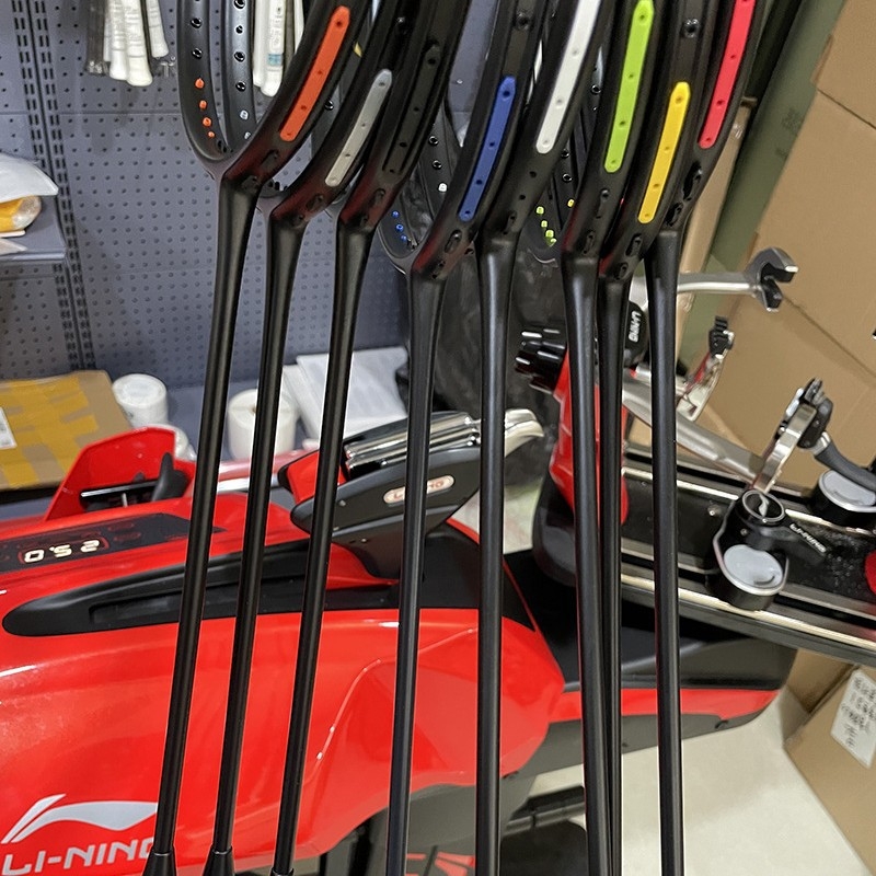 Badmintono raketė, itin lengvas viso anglies pluošto rėmas, svoris 80–84 g, tiesioginis smūgis, rankenos storis G5, logotipo spausdinimas įmanomas, modelis JS12