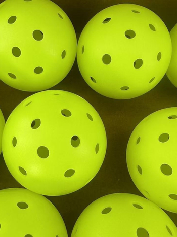 Pickleball lopta od jednog komada, rotomoldirana s otvorima, u PE kutiji – OEM prilagodba, materijal: TPE/PE