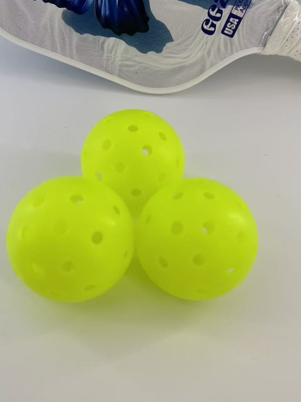 Pickleball lopta od jednog komada, rotomoldirana s otvorima, u PE kutiji – OEM prilagodba, materijal: TPE/PE