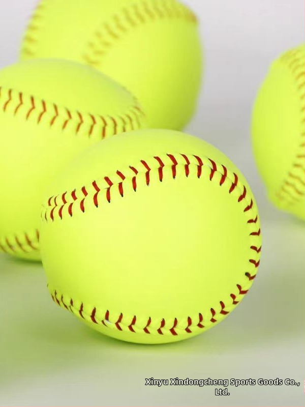 Softbola trenēšanas bumba skolēniem – PVC, ciets kodols, iespējama logotipa drukāšana, piemērota skolas fizkultūras nodarbībām.