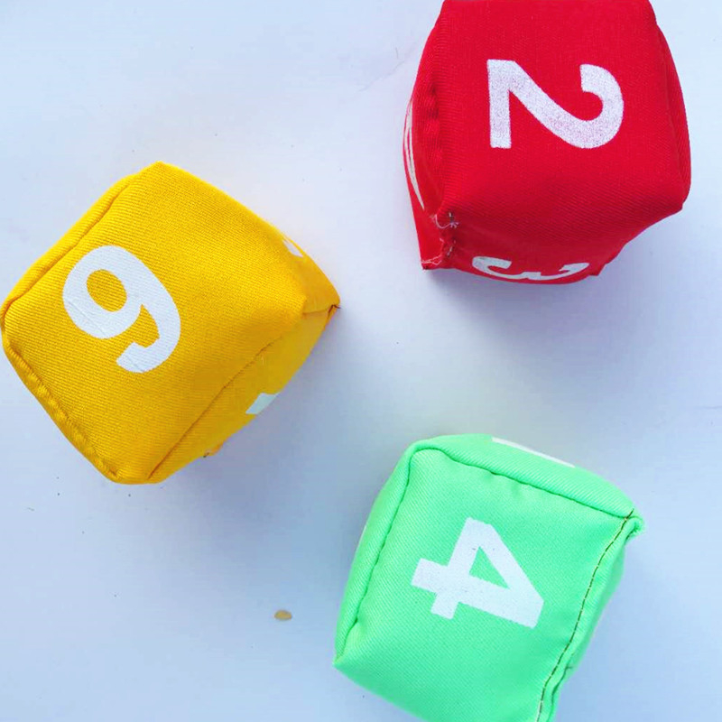 Storas drobės karikatūrų dizaino smėlio maišo žaislas vaikams – metimo žaislas (medžiaga: audinys; funkcija: vaikiškas sporto žaislas; griebimo lavinimas; rekomenduojamas amžius: 7–14 metų)