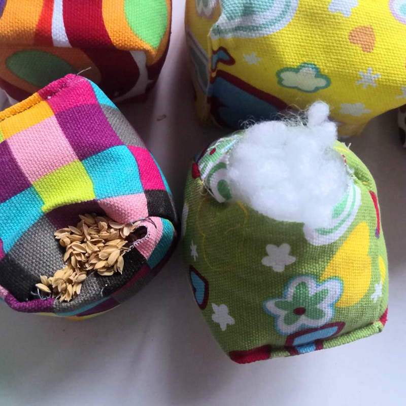 Storas drobės karikatūrų dizaino smėlio maišo žaislas vaikams – metimo žaislas (medžiaga: audinys; funkcija: vaikiškas sporto žaislas; griebimo lavinimas; rekomenduojamas amžius: 7–14 metų)