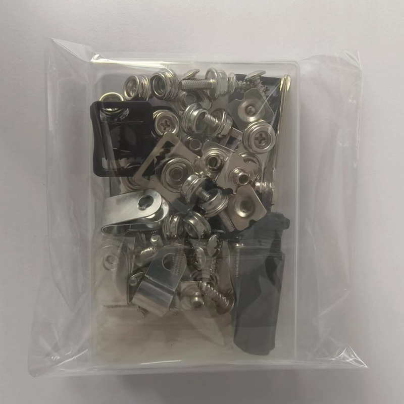 ķivere remontkomplekts ar skrūvēm, uzgriežņiem, zoda siksnas sprādzei, sejas aizsargu un brillēm — hokejam un ledus sportiem. Materiāli: nerūsējošais tērauds, alumīnija sakausējums, plastmasa