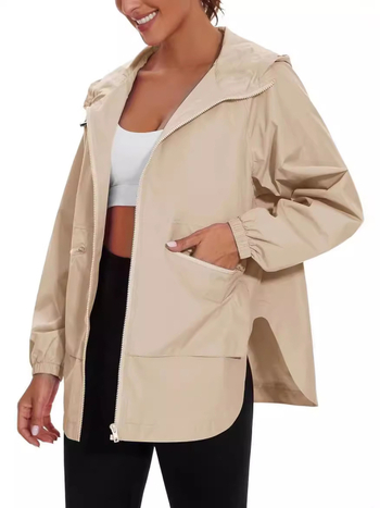 Ženska jakna s kapuljačom i zipom, dizajn kolage, mješavina poliestera i pamuka (80-90% poliestera, <30% pamuka), dugi rukavi, srednja duljina, srednja debljina, jesen 2024