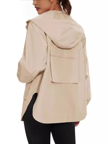 Ženska jakna s kapuljačom i zipom, dizajn kolage, mješavina poliestera i pamuka (80-90% poliestera, <30% pamuka), dugi rukavi, srednja duljina, srednja debljina, jesen 2024